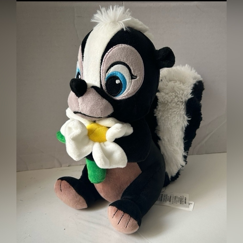 Disney Store Bambi FLOWER THE SKUNK Plush Holding White Flower Stuffed Toy